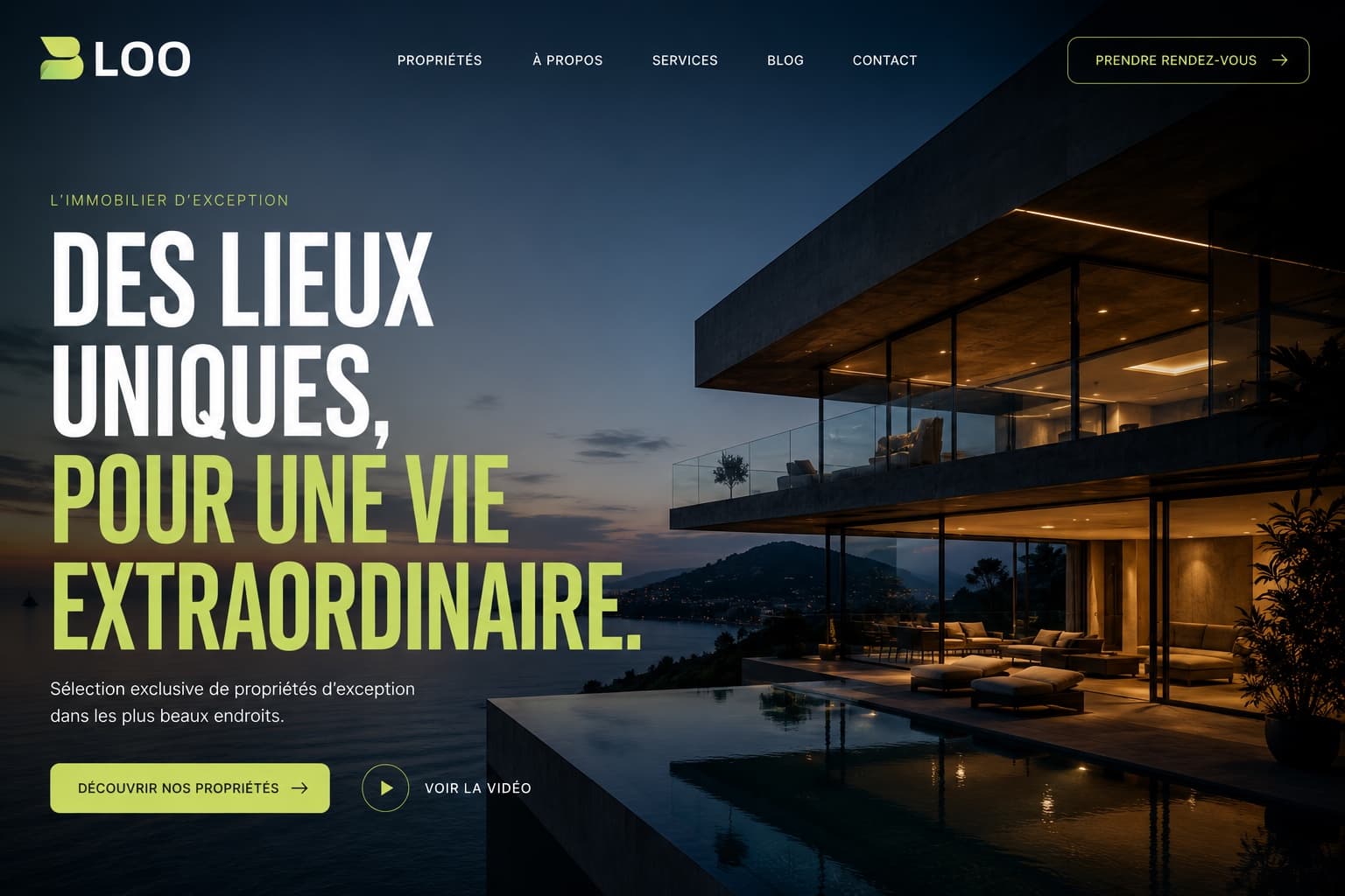 Page d'accueil d'un site immobilier haut de gamme, villa contemporaine au coucher du soleil.