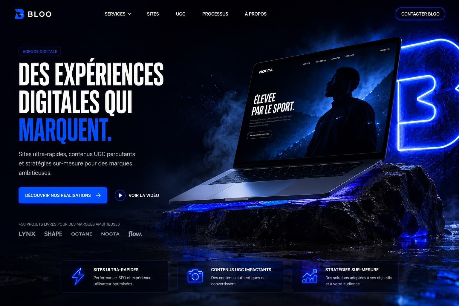 Page d'accueil d'une agence digitale, mise en scène d'un ordinateur portable en lumière bleue.